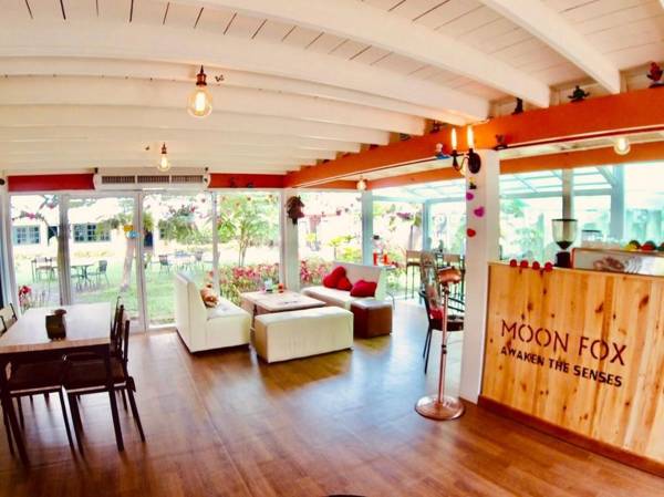 Moonfox cafeInn & Art Gallery 