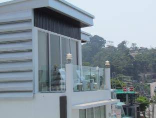 The Front Hotel and Apartments