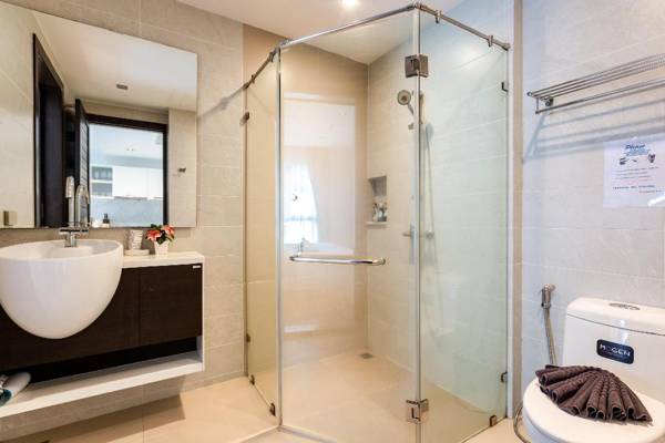 Bright apartment at Emerald Terrace gym and pool!