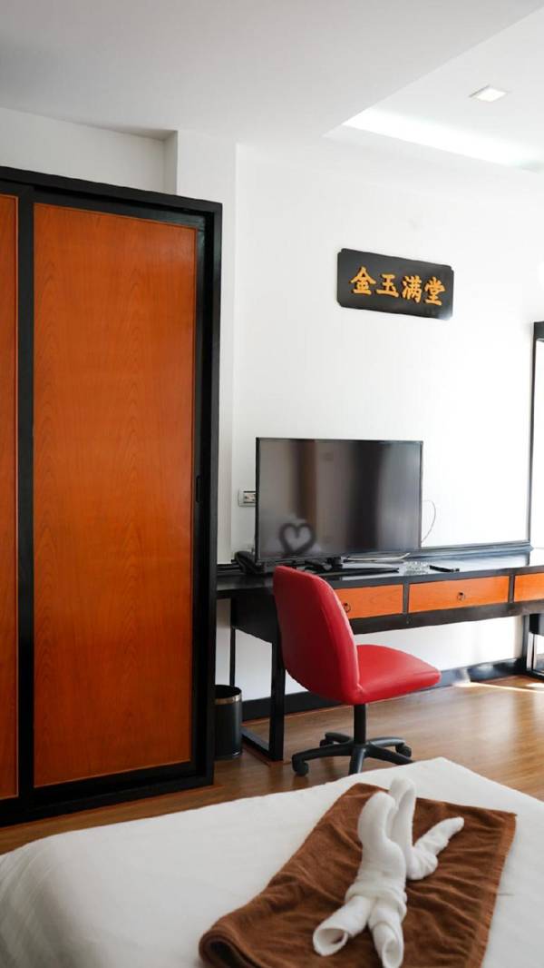 Workspace - Z&Z House-Deluxe Pool View Room