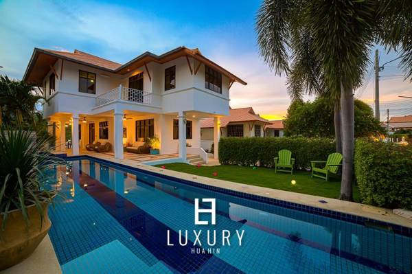 Walking Distance to Beach 4 Bedroom Pool Villa! HV
