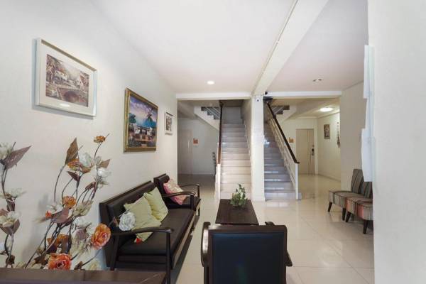 Vaccinated Staff - OYO 995 Blue Cafe Apartment