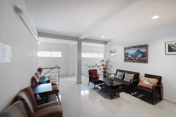 Vaccinated Staff - OYO 995 Blue Cafe Apartment