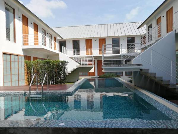 Four O'clock Hotel