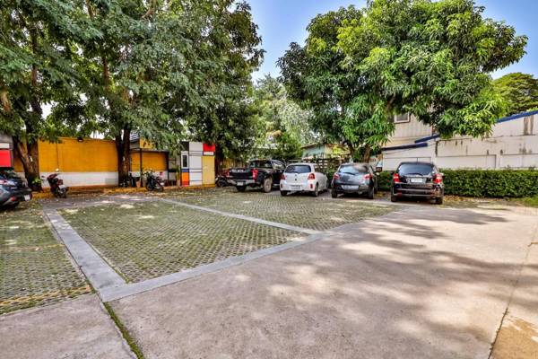 OYO 412 7 Days Hotel