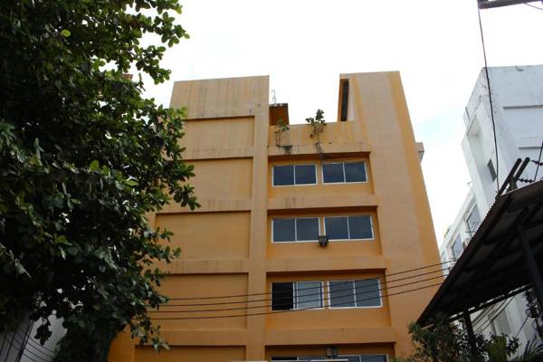 OYO 75409 Premium The Family Hotel