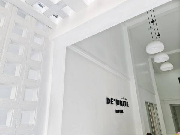 De'white Hotel