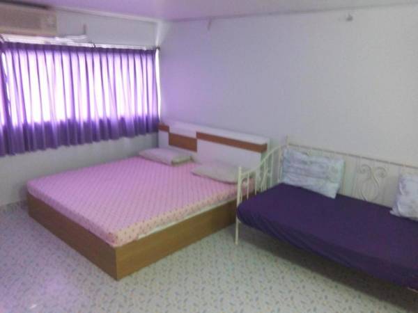 Room in Guest room - Chan Kim Don Mueang Guest House free parking space and free Wifi