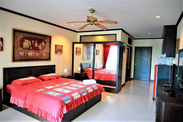 Jomtien Plaza residence with sea view spa shower & bath tub