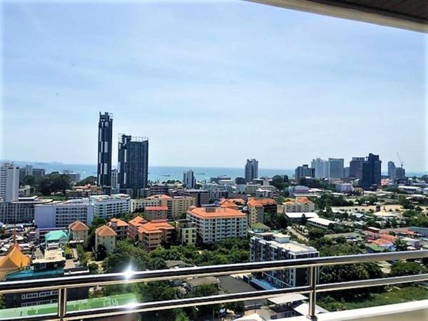 Stunning sea and city views from this 20th floor condo in cental Pattaya