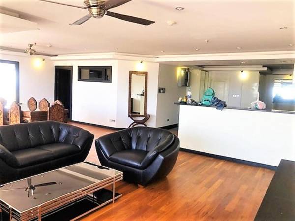 Stunning sea and city views from this 20th floor condo in cental Pattaya