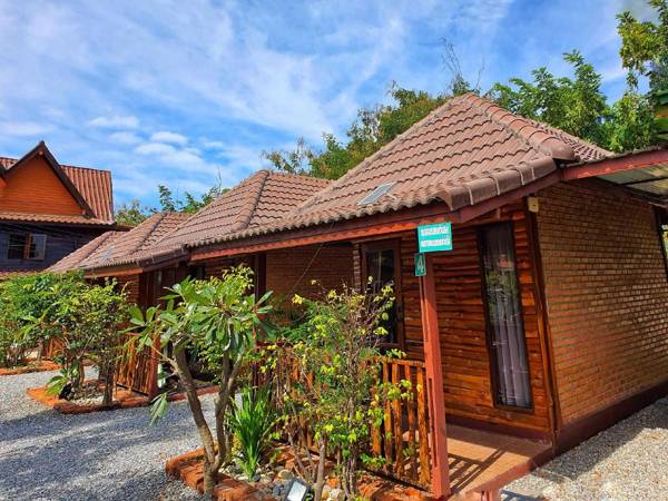 บ้านใต้แสงจันทร์ รีสอร์ท (Sublunary Resort )