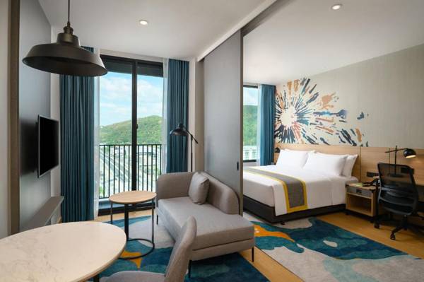 Workspace - Holiday Inn & Suites Siracha Laemchabang an IHG Hotel