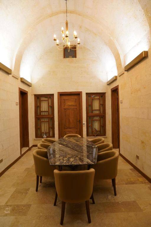 Evanthia Cave Suites