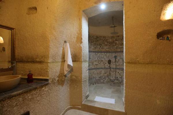 Abu Hayat Cave Suites