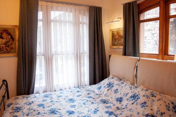 No 1 House By Valence