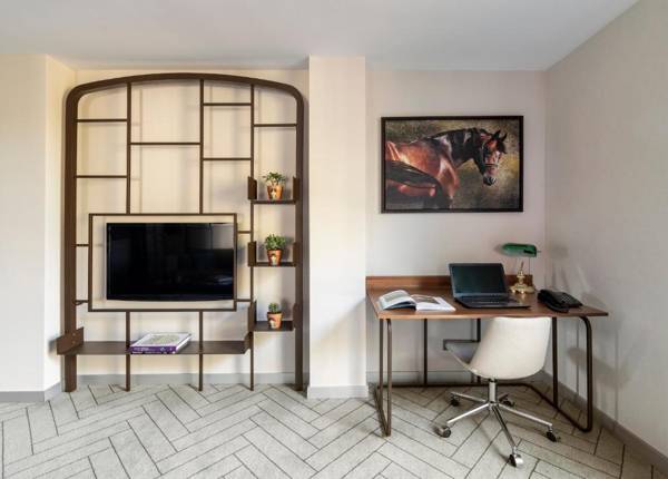 Workspace - Upsuites Hotel