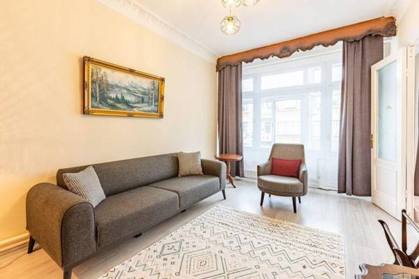 Charming 3 BR Apartment  In Kadikoy