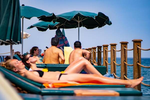 Ambassador Plaza Hotel