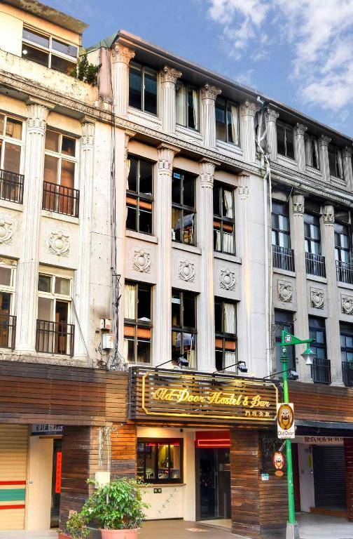 Old Door Hostel & Bar