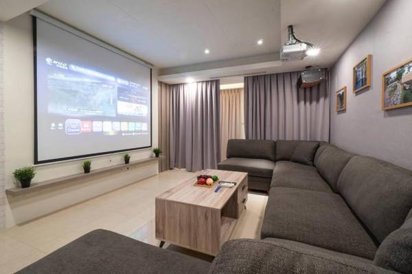 Warm Cinema Home 3B2b