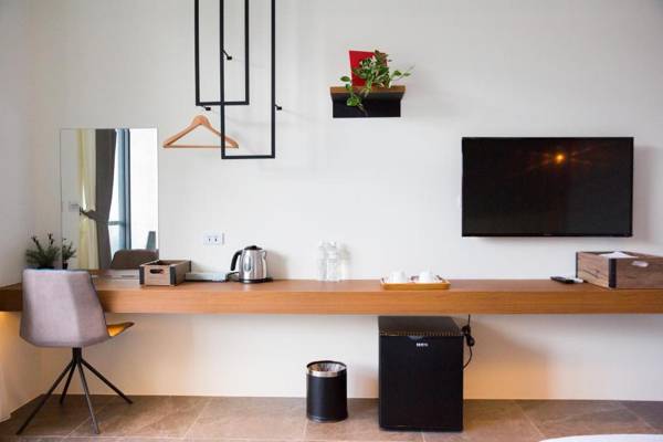 Hu An--The Lakeside House