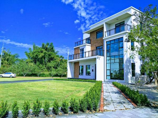 Yellow Pui & Railway Inn