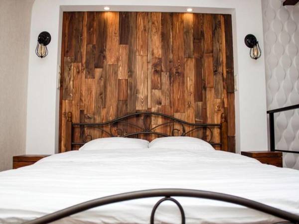 Apartment in the city center in the house with Atlantes