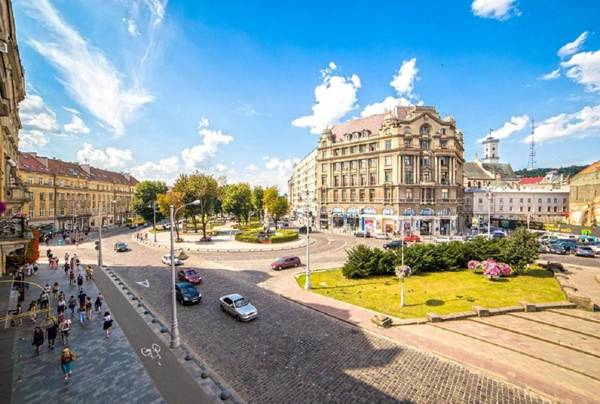 Miskevycha Square 5a Apartment- view of the center of Lviv with a balcony