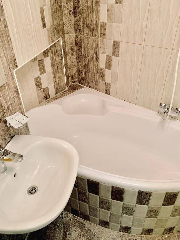 Апартаменти з 2-ма ізольованими спальнями і балконом в центрі Львова