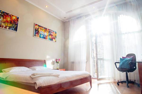 Workspace - Fabulous 3-room Apartment Minutes to Rynok Square