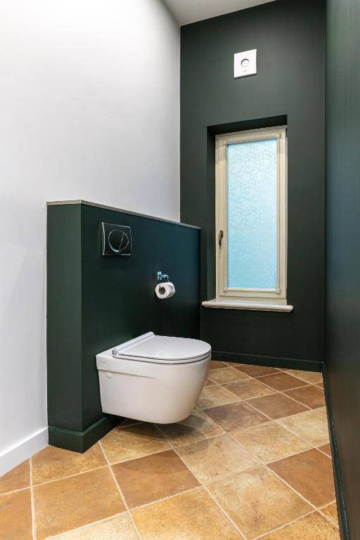 Oysters & Bubbles Gastro Hotel. Rynok square