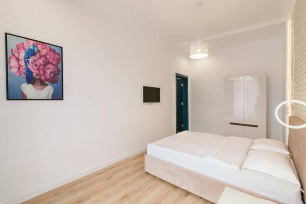 LEOGRAND Three Bedrooms VIP Apartment on Kniazia Romana 12