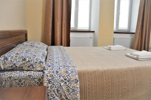 У князя Лева поряд пл. Ринок / at Duke's Aparment Next to Rynok Square