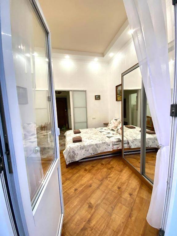 Апартаменти вул. Театральна 26 з балконом на Вернісаж.