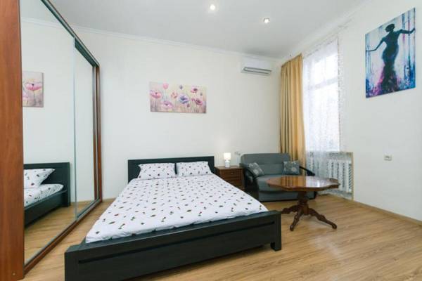 Apartment on Saksahanskoho Street