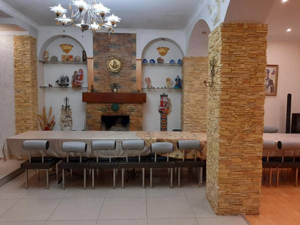 Куренiвський Двiр