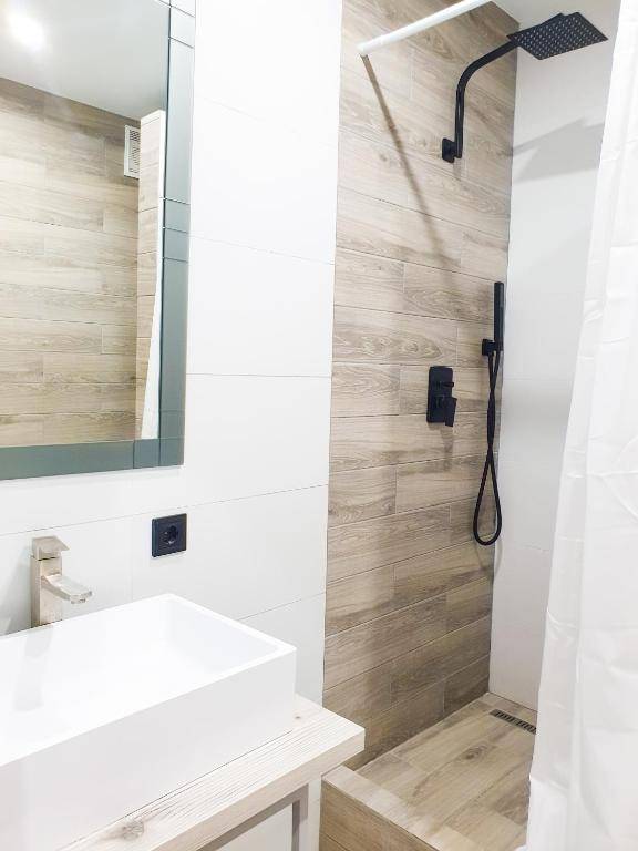 Новая дизайнерская квартира 5 мин пешком м Бориспольская м Вырлица