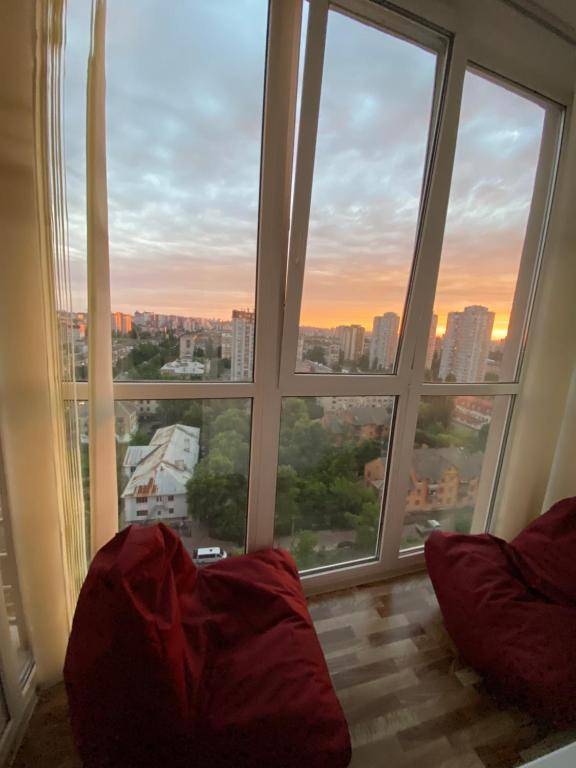 Large 2 room apartment with a beautiful view 2 min metro Chernigivska