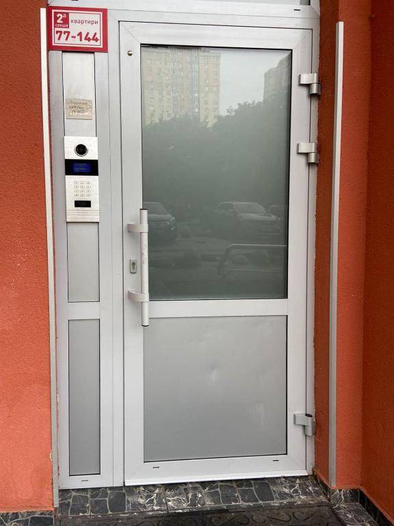 Large 2 room apartment with a beautiful view 2 min metro Chernigivska