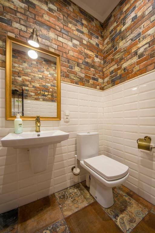 Loft Design Apartments on Desyatynnyi Ln 7