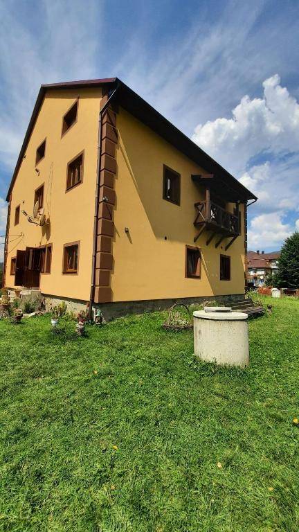 Gostyniy Dvir PetrovSki