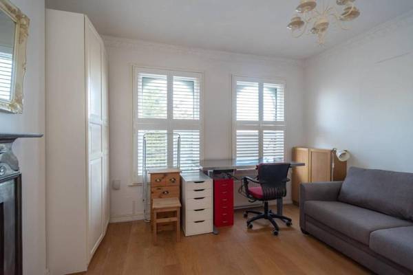 Workspace - GuestReady - Wonderful 2 bed by Queen's Park for 4 guests!