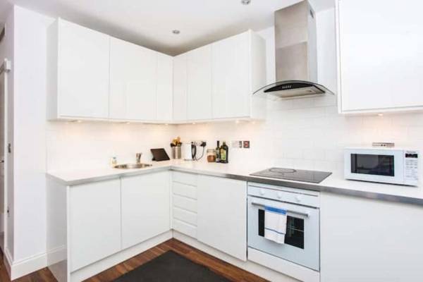 Energised Apartment with Gym in Brent Park