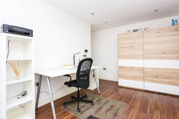 Workspace - Energised Apartment with Gym in Brent Park