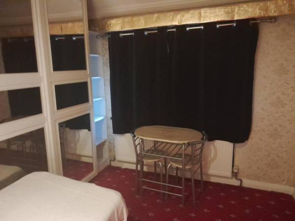 Lovely 1-Bed Studio in London