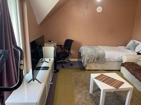 Home Away From Home 1-4 Bed Whole Property
