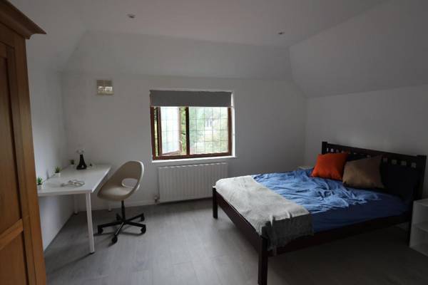 Workspace - Private Double room in Wembley