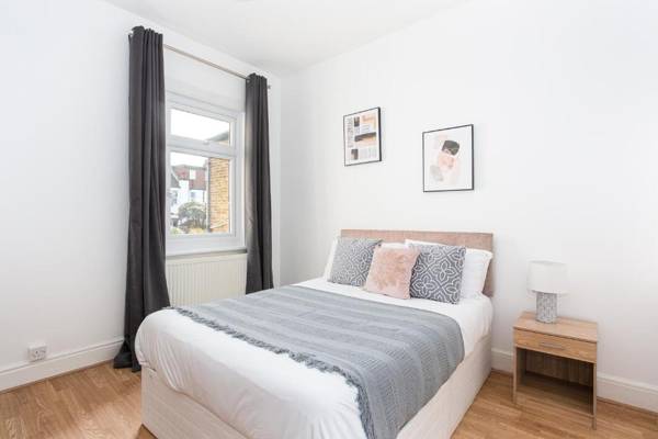 Wenham House - Large House with Hot Tub Sleeps 11!