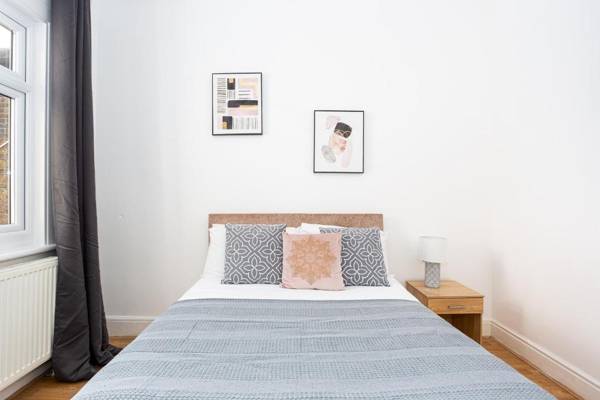 Wenham House - Large House with Hot Tub Sleeps 11!